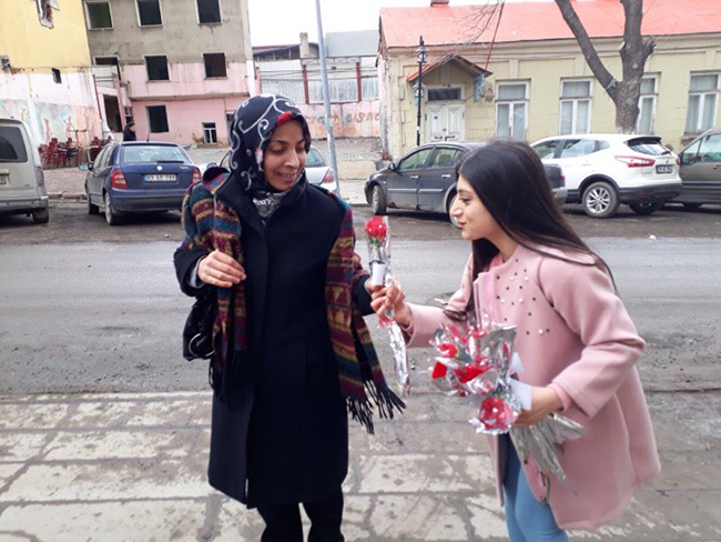 ulku-ocaklari-kars-il-baskanligi-dunya-kadinlar-gununde-karanfil-dagitti-(1).jpg