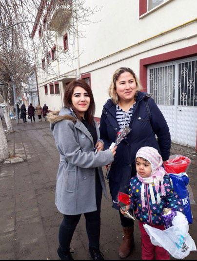 ulku-ocaklari-kars-il-baskanligi-dunya-kadinlar-gununde-karanfil-dagitti-(3).jpg