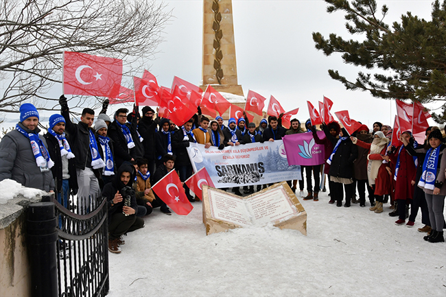 universitelilerden-sarikamis-sehitlik-anitina-ziyaret-(1).jpg
