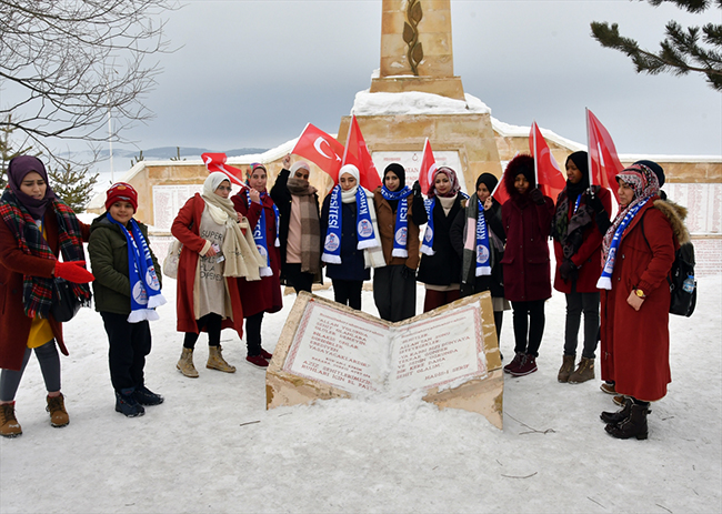 universitelilerden-sarikamis-sehitlik-anitina-ziyaret-(2).jpg