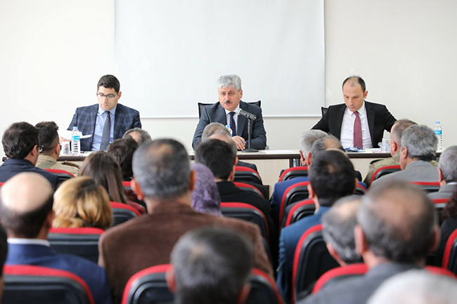vali-dogan,-akyaka’da-muhtarlar-ile-bir-araya-geldi-(2).jpg