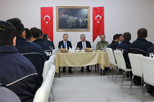 vali-dogan,-cevik-kuvvet-polisleri-ile-kahvaltida-bir-araya-geldi-(3).jpg