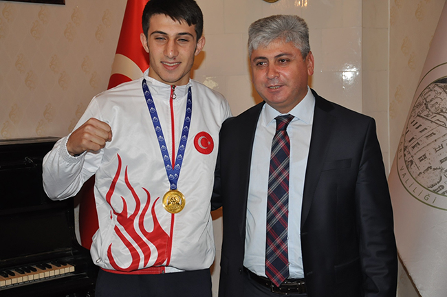 vali-dogan,-dunya-sampiyonu-boksorleri-makaminda-kabul-etti--(1).jpg