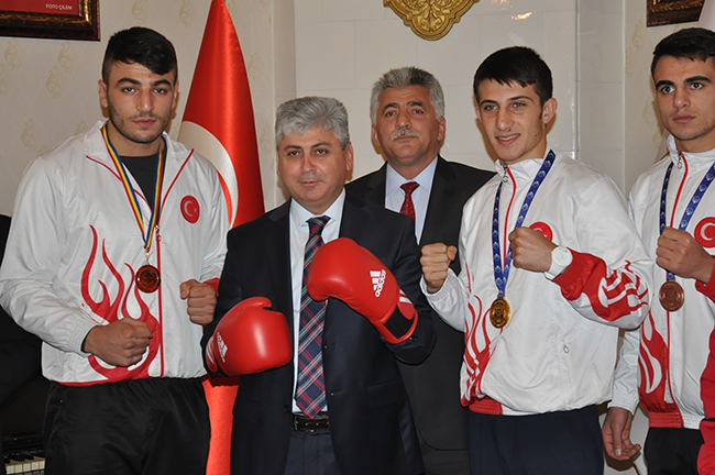 vali-dogan,-dunya-sampiyonu-boksorleri-makaminda-kabul-etti--(4).jpg