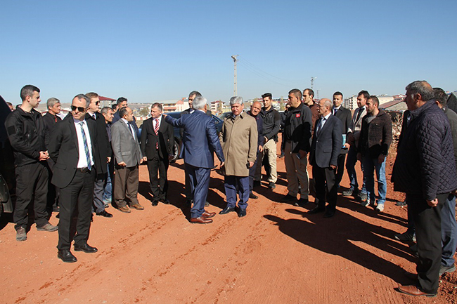 vali-dogan,-kyk-yurtlari-cevresinde-incelemelerde-bulundu-(3).jpg