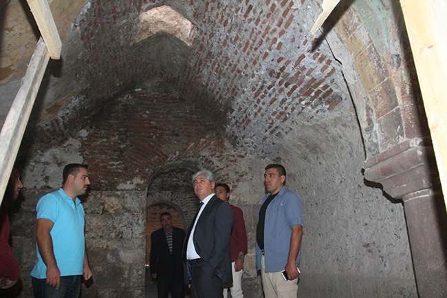 vali-dogan,-mazlumaga-hamami-restorasyon-calismalarini-inceledi-(1).jpg