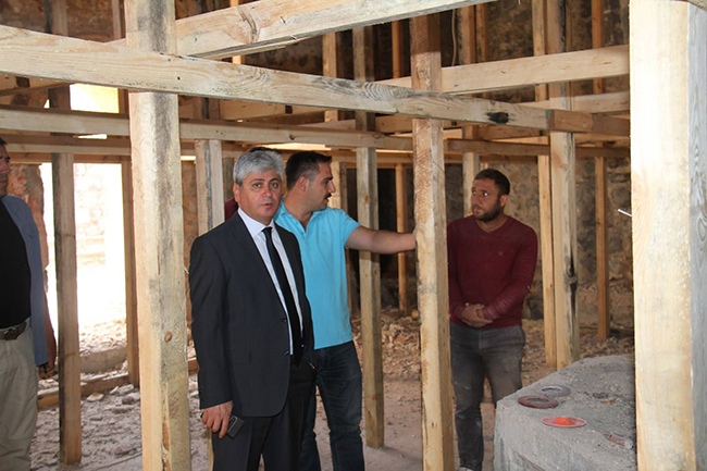 vali-dogan,-mazlumaga-hamami-restorasyon-calismalarini-inceledi-(2).jpg