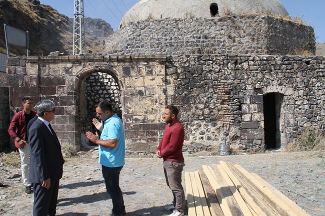 vali-dogan,-mazlumaga-hamami-restorasyon-calismalarini-inceledi-(4).jpg