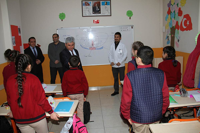 vali-dogan,-ozel-cozum-ortaokulunu-ziyaret-etti-(2).jpg