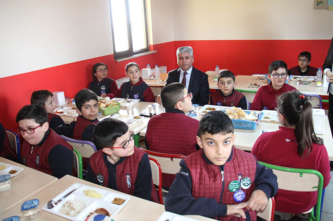 vali-dogan,-ozel-cozum-ortaokulunu-ziyaret-etti-(3).jpg