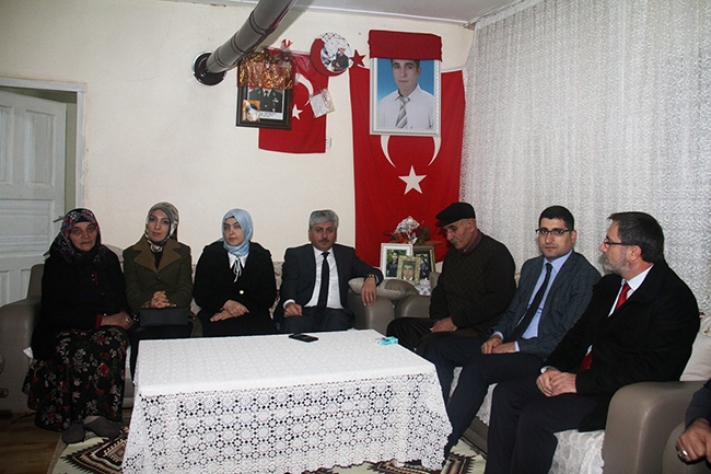 vali-dogan,-sehit-ailesini-ziyaret-etti.jpg