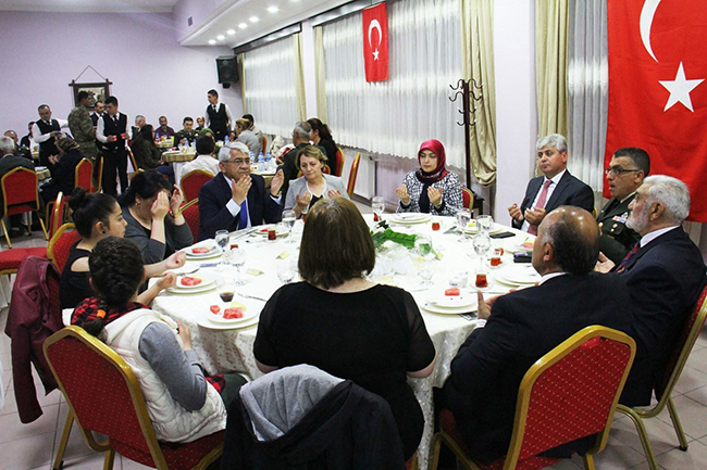 vali-dogan,-tugay-komutanliginin-sehit-aileleri-ve-gaziler-onuruna-verdigi-iftara-katildi-(1).jpg