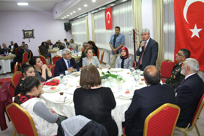 vali-dogan,-tugay-komutanliginin-sehit-aileleri-ve-gaziler-onuruna-verdigi-iftara-katildi-(2).jpg
