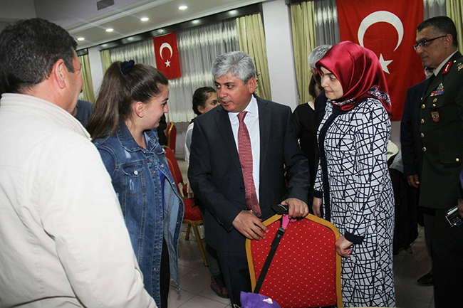 vali-dogan,-tugay-komutanliginin-sehit-aileleri-ve-gaziler-onuruna-verdigi-iftara-katildi-(3).jpg