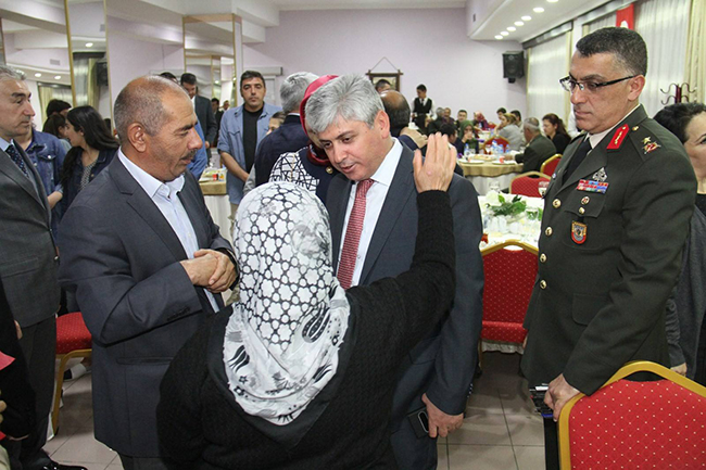 vali-dogan,-tugay-komutanliginin-sehit-aileleri-ve-gaziler-onuruna-verdigi-iftara-katildi-(4).jpg