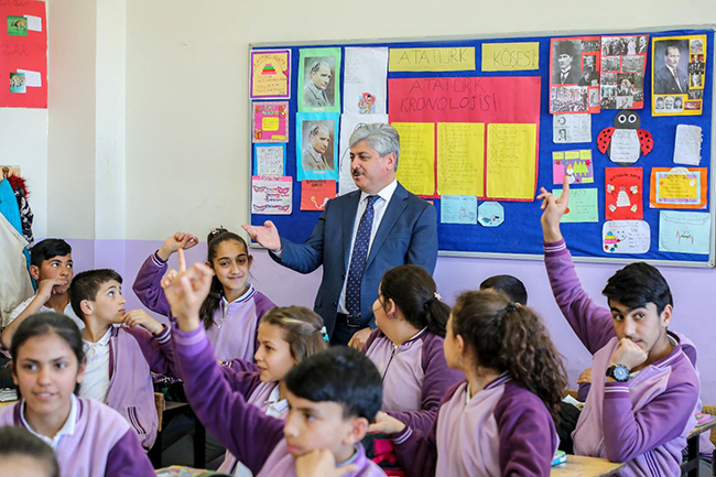 vali-dogan,-ziya-gokalp-ortaokulunu-ziyaret-etti-(3).jpg