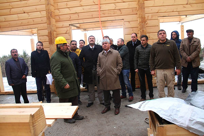 vali-dogan-cildir’da-kutuk-ev-calismalarini-yerinde-inceledi-(1).jpg