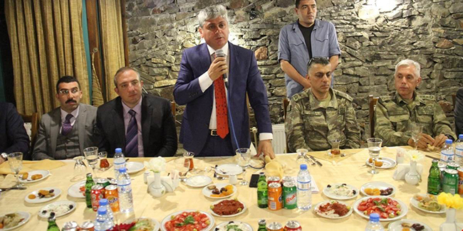 vali-dogan-iftarda-korucularla-bir-araya-geldi-(1).jpg