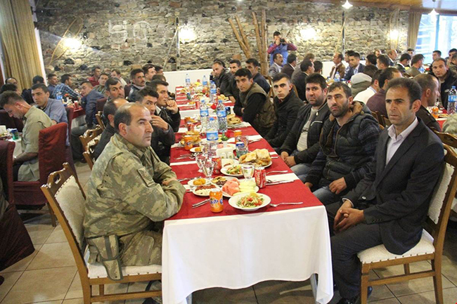 vali-dogan-iftarda-korucularla-bir-araya-geldi-(2).jpg