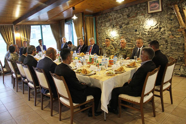 vali-dogan-iftarda-korucularla-bir-araya-geldi-(3).jpg