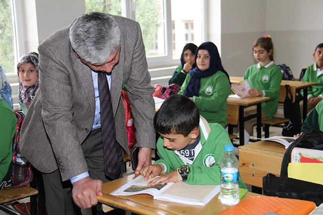 vali-dogan-ogrencilere-arapca-okutturdu-(1).jpg