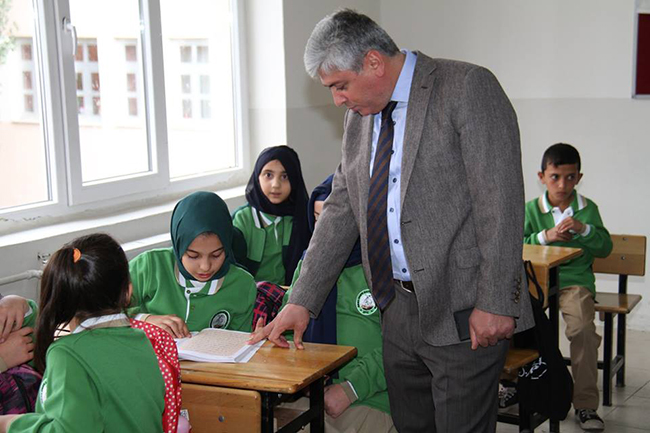 vali-dogan-ogrencilere-arapca-okutturdu-(2).jpg