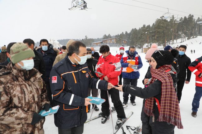 vali-oksuz’den-kayak-severlere-egitim-kiti!-(1).jpg