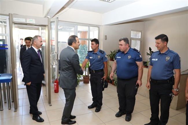 vali-oksuz’den-sehitlik-ve-polis-merkezi-ziyareti-(3).jpg