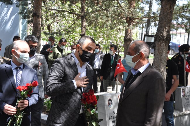vali-oksuz-kars-sehitligini-ziyaret-etti-(7).jpg