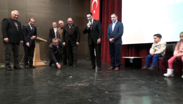 vali-ozdemir-asik-oynadi-(1).jpg