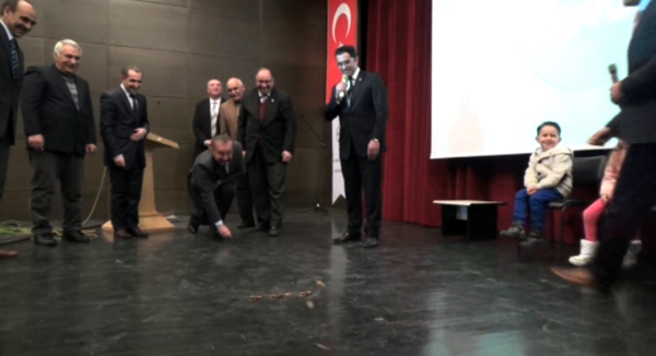 vali-ozdemir-asik-oynadi-(6).jpg