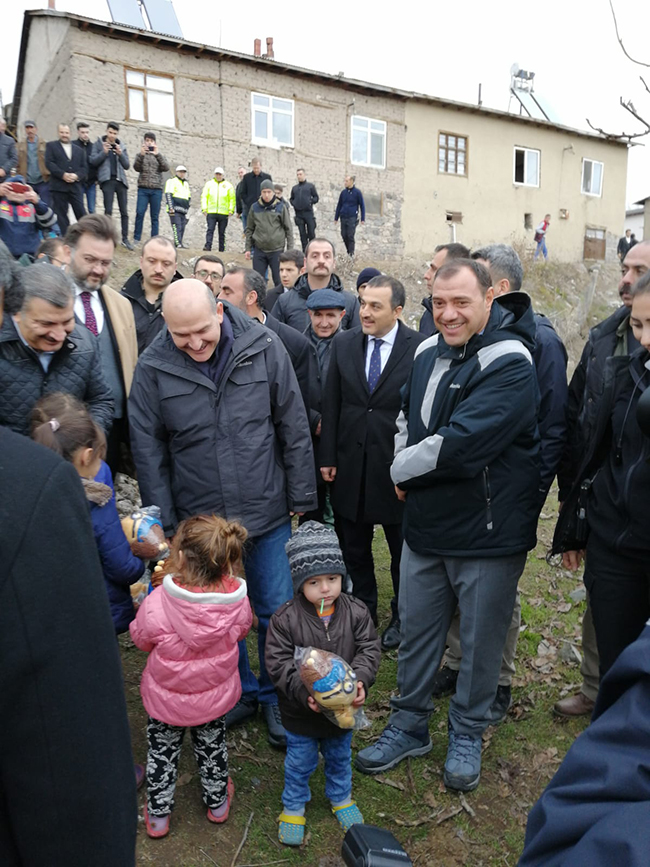vali-turker-oksuz,-bakanlar-ile-elazig-deprem-bolgesinde-(1).jpg