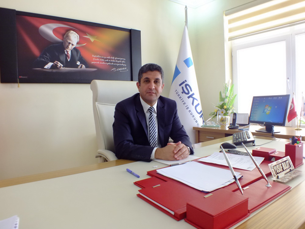 yusuf-bulut'a-'2014-yilinin-burokrati'-odulu!-(2).jpg